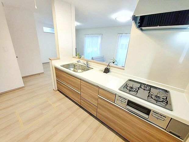 人気の対面式キッチン☆お食事の準備をしながらでもご家族とのコミュニケーションを楽しめます♪スライドタイプの収納を採用してますので、奥までしっかりと収納空間を利用できます。取り出しも簡単に♪