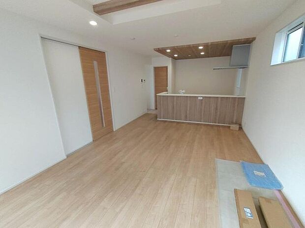 団らんのひと時を明るく演出する南向きの大きな窓があるリビングダイニング。太陽の光とさわやかな風をたっぷりとりこめます。通風・採光を考慮し、細部までこだわった室内で気持ちの良い朝を迎えられます。