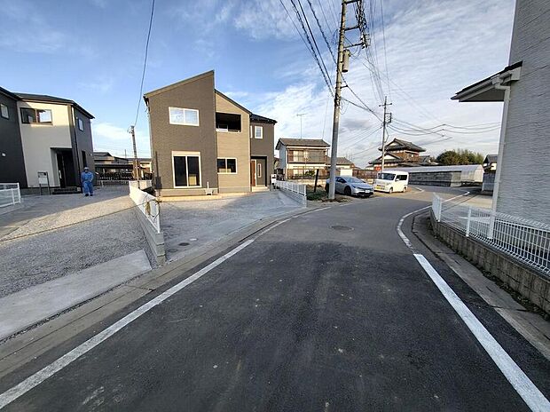 全体的に開放感があり、建物自体も開口部を多く設けておりますので、明るさと風通しの良さは自信をもってお勧めできます。両方とも建物の見栄えはもちろん、機能にも大きく影響いたしますので大切なポイントです。