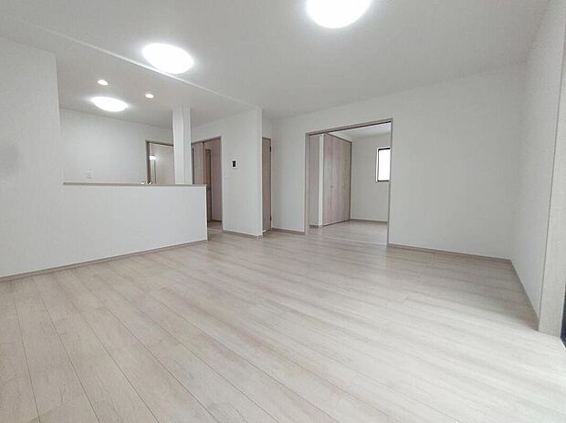 広々としたリビングは南側に設けた掃き出し窓からたくさんの陽光を取り入れてくれます。家族が集まる空間ですからやはり明るさと、暖かさは大切です。広さがありますので家具の配置に悩まなくて済むのも良いです。