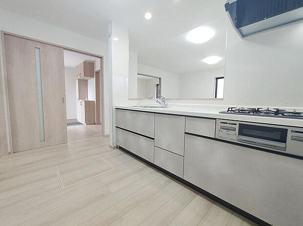 キッチンスペースは家族で作業が出来るよう広めにとりました。みんなで楽しくお料理をすれば、より美味しい食事が創れそうです。そしてお料理好きなお子様が育つかも、もちろん片付けもみんなでできます。