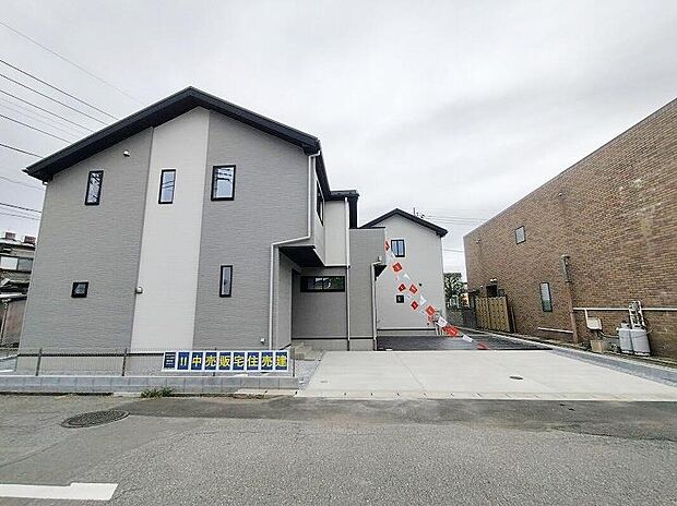 お車はゆとりをもって並列2台停めていただます。お出かけの際に誰かに頼んで前の車をどかしたり、1台の停め方によってはもう一台の駐車が難しかったり、そんなストレスとは無縁の広さがあり、楽々停められます。