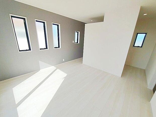 各居室に収納を完備しております。収納が豊富な住宅は居室空間がしっかりと使えるので暮らしやすさが断然に上がります。荷物をを気にすることなく家具の配置をお好み通りにできるのも大きな魅力です。