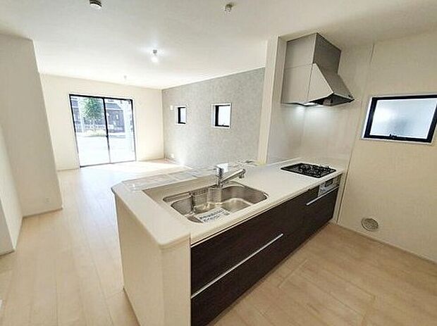 キッチンスペースはご家族みんなで作業ができるスペースを確保しております。みんなで楽しくお料理やお片付けをすれば、家事の時間も家族のコミュニケーションの時間に変わります。