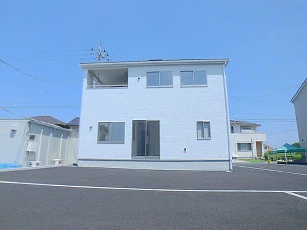 【類似外観同仕様】類似外観同仕様の物件になります。扉や窓の開口部の位置やデザインが異なります。間取りの広さなどもモデルハウスをご案内させて頂き、イメージしていただく事も可能です。