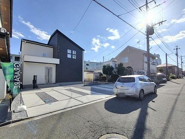 【類似外観同仕様】類似外観同仕様の物件になります。扉や窓の開口部の位置やデザインが異なります。建物のプレゼンテーションやモデルハウスのご案内も行っているので、お気軽にお問い合わせください。