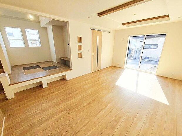 広々としたリビングは南側に設けた掃き出し窓からたくさんの陽光を取り入れてくれます。家族が集まる空間ですからやはり明るさと、暖かさは大切です。広さがありますので家具の配置に悩まなくて済むのも良いです。