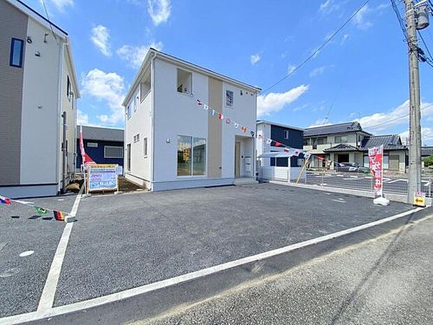 【類似外観同仕様】類似外観同仕様の物件になります。扉や窓の開口部の位置やデザインが異なります。建物のプレゼンテーションやモデルハウスのご案内も行っているので、お気軽にお問い合わせください。

