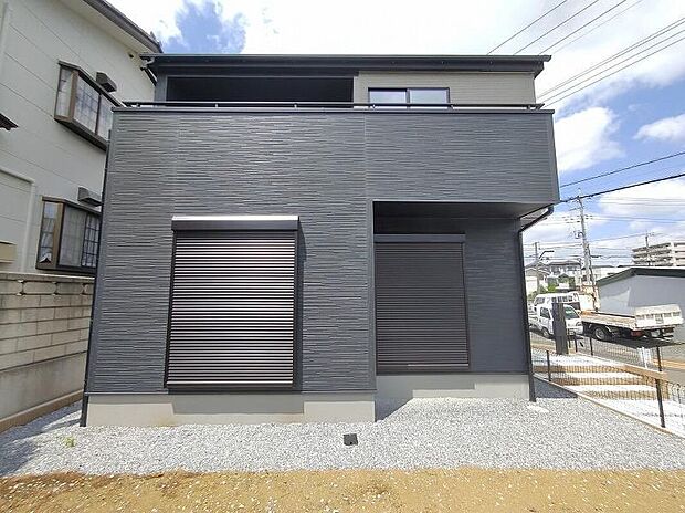 堂々完成いたしました。敷地の間口が広く建物も大きいので、まさしく堂々建っているという印象を受ける新築が完成いたしました。お客様の大切なお城として自慢していただける一軒です。
