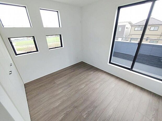 2面採光の洋室です。窓からの眺望もよくなり視界が広いので、部屋にいても飽きません、そしてもちろん大切なのは明るさと風通し、明るい日差しと心地よい風で自分のお部屋でくつろげる贅沢をご提供します。