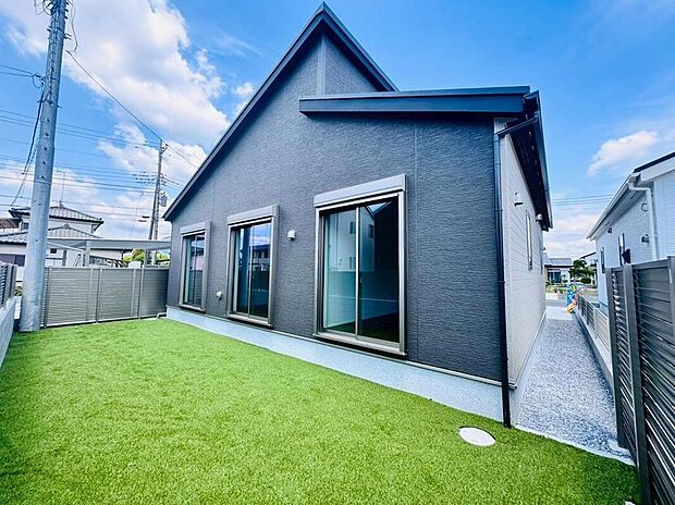 【類似外観同仕様】類似外観同仕様の物件になります。扉や窓の開口部の位置やデザインが異なります。建物のプレゼンテーションやモデルハウスのご案内も行っているので、お気軽にお問い合わせください。