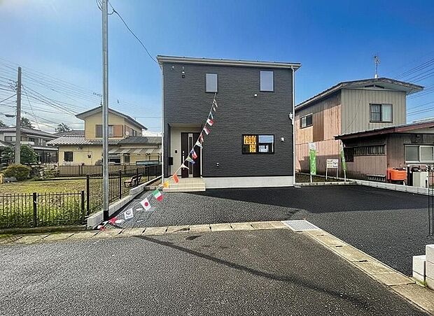 堂々完成いたしました。敷地の間口が広く建物も大きいので、まさしく堂々建っているという印象を受ける新築が完成いたしました。お客様の大切なお城として自慢していただける一軒です。