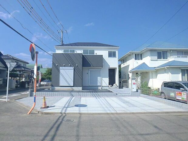 類似外観同仕様の物件になります。扉や窓の開口部の位置やデザインが異なります。建物のプレゼンテーションやモデルハウスのご案内も行っているので、お気軽にお問い合わせください。