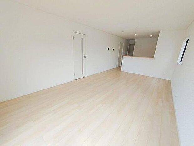 【リビング】日当たりもよく、広々としたリビングです。ゆったりとした家族の時間をお過ごしいただjけます。休日はご家族そろって、またはお友達を誘って、明るいリビングで楽しい時間をお過ごしください。