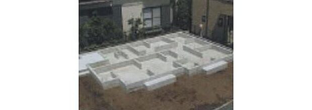 【ベタ基礎】強度の高い鉄筋コンクリート造りベタ基礎を標準とし、土台や軸組等各所に防湿・防腐・防蟻処理を施した劣化対策により、おおむね75年~90年、快適に暮すことができます。地面から基礎上端までの高さを400mm以上確保し、湿気やシロアリから建物を守ります。