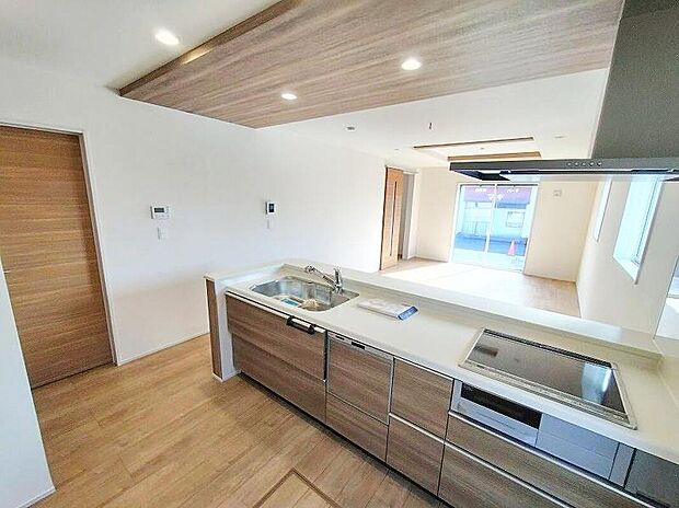 【キッチン】キッチンスペースは家族で作業が出来るよう広めにとりました。みんなで楽しくお料理をすれば、より美味しい食事が創れそうです。そしてお料理好きなお子様が育つかも、もちろん片付けもみんなでできます。