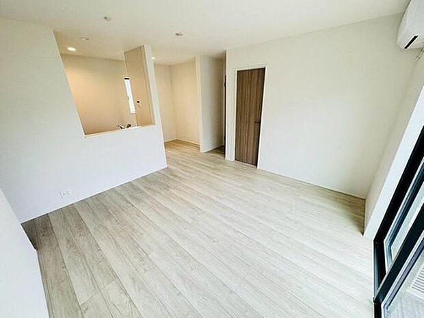 【リビング】広々としたリビングは南側に設けた掃き出し窓からたくさんの陽光を取り入れてくれます。家族が集まる空間ですからやはり明るさと、暖かさは大切です。広さがありますので家具の配置に悩まなくて済むのも良いです。