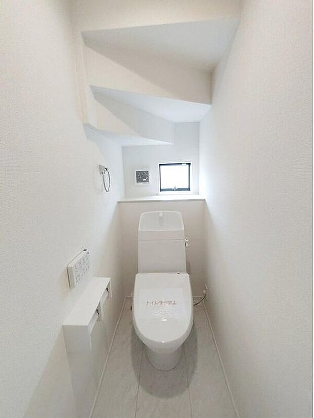 【トイレ】意外と後から気になるのがトイレの窓です。換気扇でもよいのですが、密閉された空間だからこそ、外気を取り込んだ方が、やはり気分はいいものです。もちろん今では当たり前のシャワートイレを採用しております。