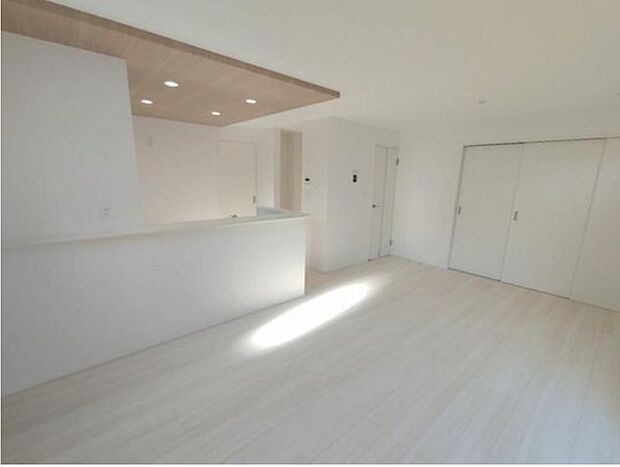 【リビング】明るく開放的な空間が広がる、キッチン・ダイニング・リビング。室内には豊かな陽光が注ぎ込み、爽やかな住空間を演出。ホームパーティーでもゲストと一緒に料理を楽しみながら楽しい時間を過ごせそう。