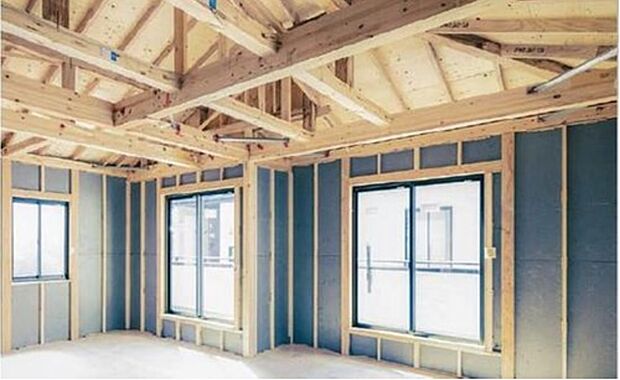 【I.D.S工法】間取りの良さや断熱性・省エネルギー性など、我が家に求める条件は多岐にわたりますが、その中で最も重視されているのは“耐震性”です。I . D . S 工法は木造軸組工法の設計自由度と構造用合板パネル工法の耐震性の高さを併せもった工法です。外壁、1・2 階床組、屋根を構造用合板で一体化させ、高い耐震性を実現させています。