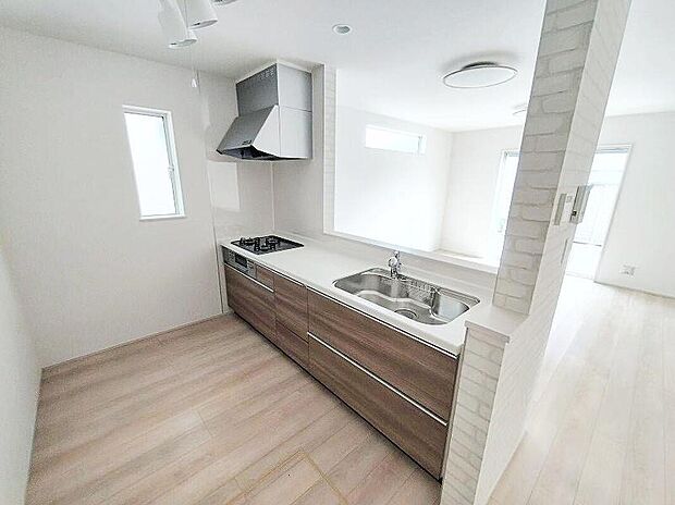 【キッチン】キッチンスペースは家族で作業が出来るよう広めにとりました。みんなで楽しくお料理をすれば、より美味しい食事が創れそうです。そしてお料理好きなお子様が育つかも、もちろん片付けもみんなでできます。