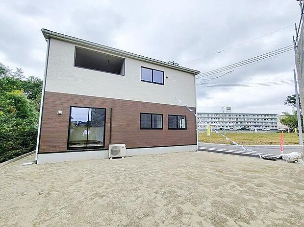 【現地外観写真】全体的に開放感があり、建物自体も開口部を多く設けておりますので、明るさと風通しの良さは自信をもってお勧めできます。両方とも建物の見栄えはもちろん、機能にも大きく影響いたしますので大切なポイントです。