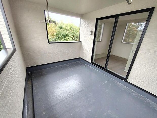 【バルコニー】少しの雨なら気にせずお洗濯物が干せるインナーバルコニー完備しております。奥行もたっぷりございますので、子供用プールも広げられる広さです!屋根付ですので、夏の日差しを気にせず思う存分楽しめます☆