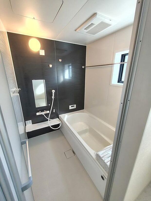 【浴室】一坪タイプのユニットバスは、足をしっかりと延ばして一日の疲れを癒すことが可能です。浴室暖房乾燥機も完備しておりますので、カビの心配が無いのはもちろん、雨の日のお洗濯物はお風呂で乾かせます。