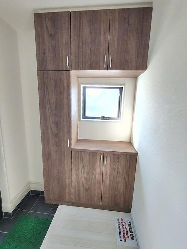 【玄関】天井までの高さがあるたっぷり玄関収納。可動棚で調整可能ですので、ロングブーツやトレッキング靴もすっぽり収まるようにカスタムできます。お子様の靴のサイズが大きくなっていっても安心の広々スペースです!