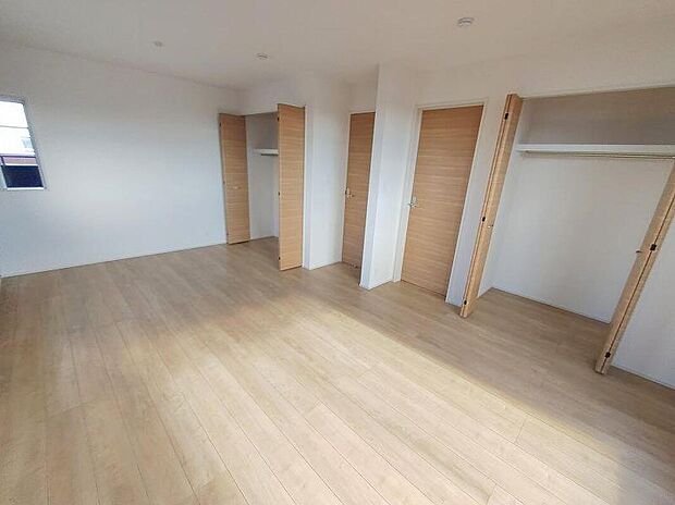 【リビング以外の居室】2面採光の洋室です。窓からの眺望もよくなり視界が広いので、部屋にいても飽きません、そしてもちろん大切なのは明るさと風通し、明るい日差しと心地よい風で自分のお部屋でくつろげる贅沢をご提供します。