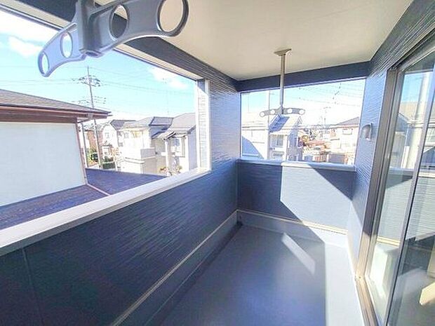 【バルコニー】少しの雨なら気にせずお洗濯物が干せるインナーバルコニー完備しております。奥行もたっぷりございますので、子供用プールも広げられる広さです!屋根付ですので、夏の日差しを気にせず思う存分楽しめます☆