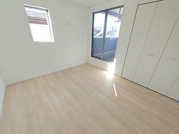 【リビング以外の居室】2階の居室は日当たりも眺望もよい気持ちの良い空間となっております。2面採光となっておりますので、広く景色を楽しめるのはもちろん、風通しが良く嫌なことがあっても自分のお部屋でリフレッシュできます。