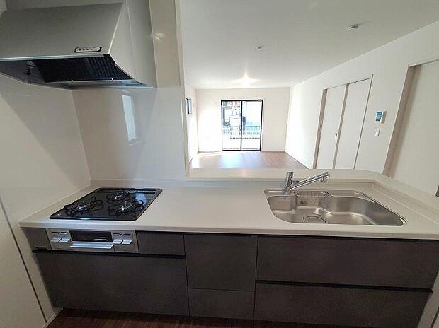 【キッチン】キッチンからリビングを見渡せますので、お料理やお片付け中もご家族のコミュニケーションをお取りいただけます。そしてキッチン自体も明るくなりますし、風も抜けますので衛生面で見ても安心いただける作りです。