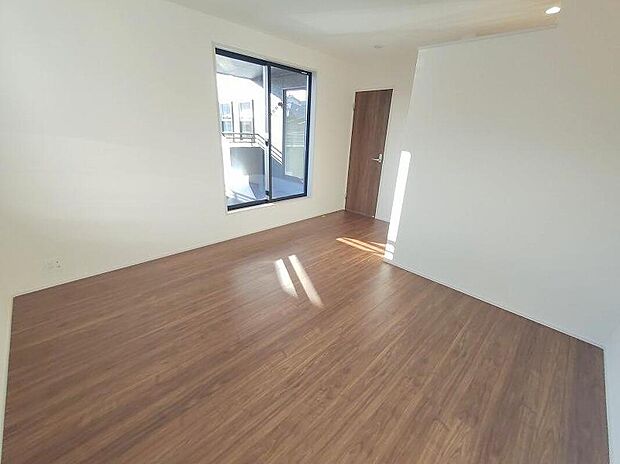 【リビング以外の居室】日当りの良さは写真でも充分に伝わるかと思いますが、開放感のある周囲にめぐまれたおかげで、風通しもとても良くなっております。ぜひ現地を見ていただき体感していただきたいポイントです。