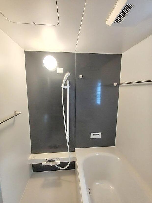 【浴室】一坪タイプのユニットバスは、足をしっかりと延ばして一日の疲れを癒すことが可能です。浴室暖房乾燥機も完備しておりますので、カビの心配が無いのはもちろん、雨の日のお洗濯物はお風呂で乾かせます。