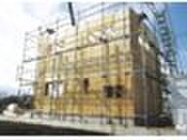 【耐震性能】国が定める最高強度である「壁倍率5.0」の性能がある耐力壁(国土交通大臣認定取得)を偏りのないようにバランス良く配置、重さに耐える横架材を選択。さらに2階の床・屋根などを固定することで、高い耐震性を実現しました。また床材の下地合板に暑さ24mmの合板を使用。壁と合わせて強い耐震性能を維持しております。