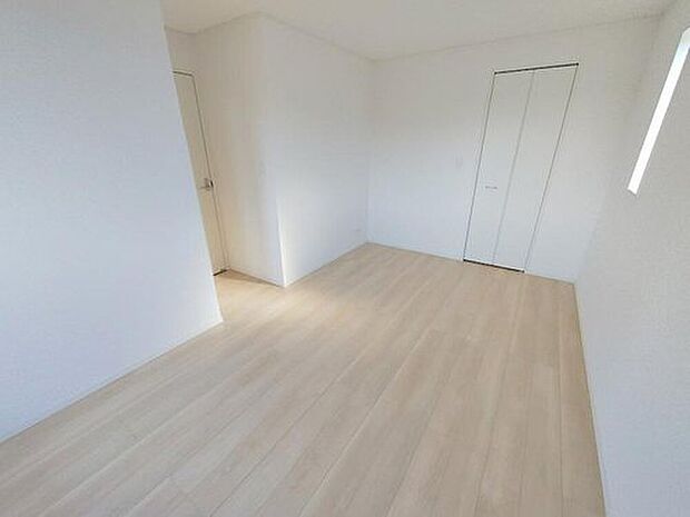 【リビング以外の居室】2階の居室は日当たりも眺望もよい気持ちの良い空間となっております。2面採光となっておりますので、広く景色を楽しめるのはもちろん、風通しが良く嫌なことがあっても自分のお部屋でリフレッシュできます。