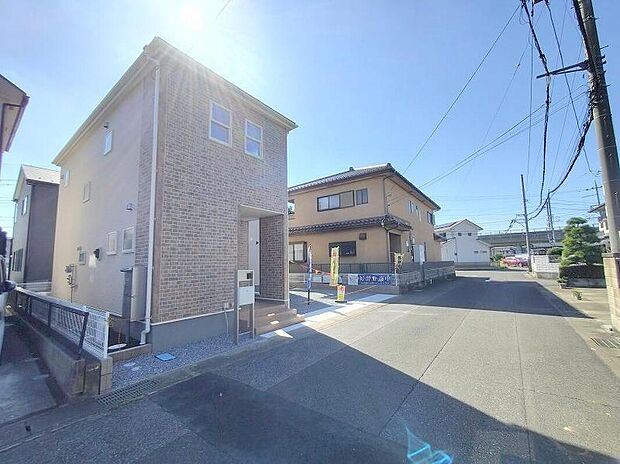 【前面道路含む現地写真】日当たりの良さは申し分ありません。間口も広いので、お車も簡単に並列で2台お停めいただけます。本日のご見学も可能ですので、お気軽にお問い合わせください。