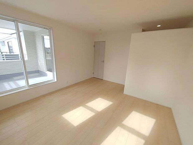 【リビング以外の居室】日当りの良さは写真でも充分に伝わるかと思いますが、開放感のある周囲にめぐまれたおかげで、風通しもとても良くなっております。ぜひ現地を見ていただき体感していただきたいポイントです。