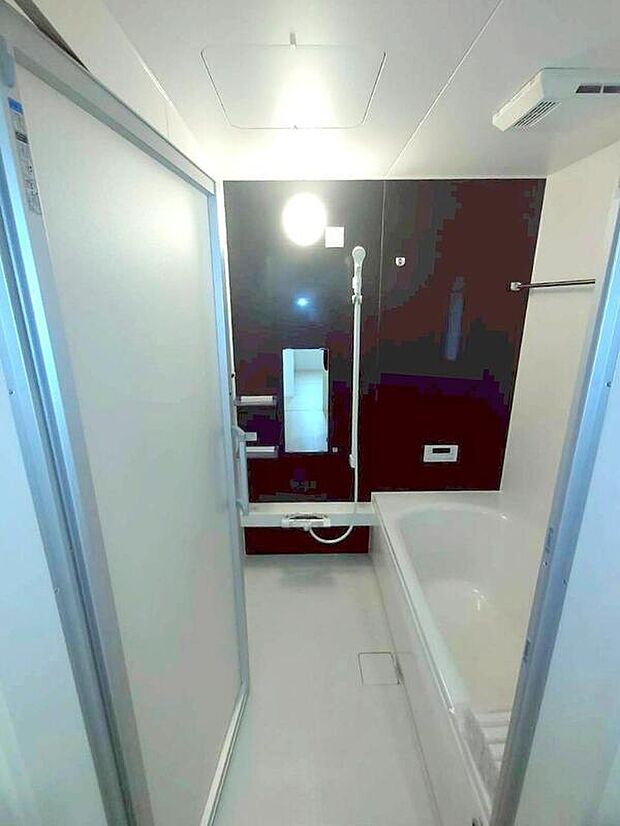 【浴室】一坪タイプのユニットバスは、足をしっかりと延ばして一日の疲れを癒すことが可能です。浴室暖房乾燥機も完備しておりますので、カビの心配が無いのはもちろん、雨の日のお洗濯物はお風呂で乾かせます。