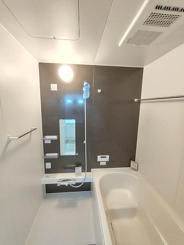 【浴室】一坪タイプのユニットバスは、足をしっかりと延ばして一日の疲れを癒すことが可能です。浴室暖房乾燥機も完備しておりますので、カビの心配が無いのはもちろん、雨の日のお洗濯物はお風呂で乾かせます。