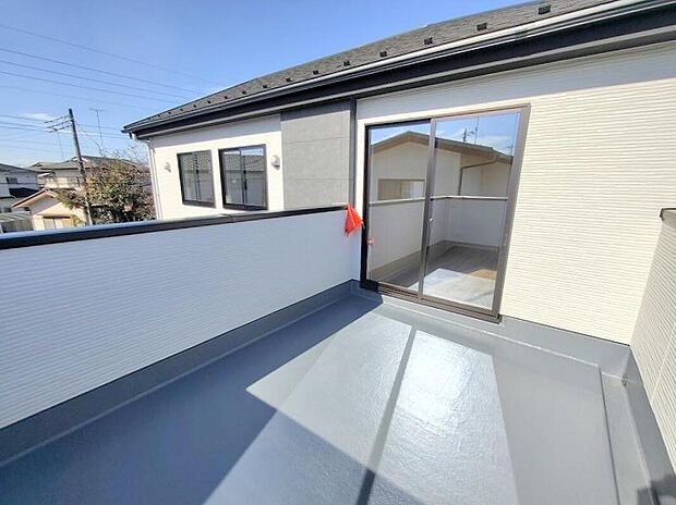 【バルコニー】南面に面したバルコニーはもちろん日当たり良好です。お洗濯物を干していただく際にも楽にできるように奥行きを広くお取りいたしました。明るく、暖かなゆとりあるスペースで快適に家事を行っていただけます。