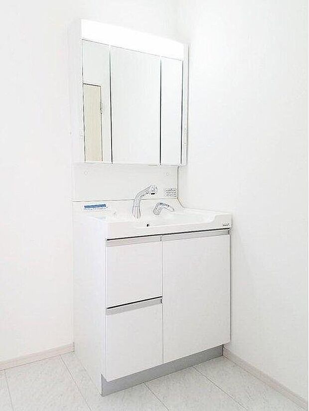 【シャンプードレッサー】シャンプードレッサー付き洗面化粧台。便利でうれしい合わせ鏡可能な3面鏡完備。鏡の裏が収納になっている機能的なタイプです。