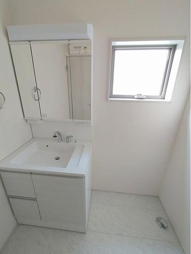 【洗面台・洗面所】合わせ鏡ができる3面鏡、鏡の後ろは収納で洗面台をスッキリとしておけます。そして何よりも、洗面所全体を通常の1.25倍の広さにしました。この0.25の広さのありがたさはお住まいになるとすぐわかります。