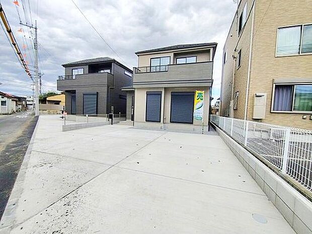 【現地外観写真】お車はゆとりをもって並列2台停めていただます。お出かけの際に誰かに頼んで前の車をどかしたり、1台の停め方によってはもう一台の駐車が難しかったり、そんなストレスとは無縁の広さがあり、楽々停められます。