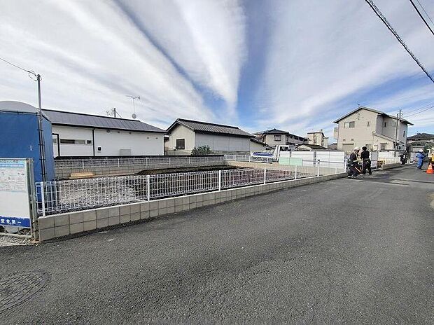 【前面道路含む現地写真】土日のご予約はもちろん、平日やお仕事のお時間に合わせてのご案内も実施しています。まずはお客様のご都合をお伺いさせて頂き、それに合う形で物件のご紹介をさせていただきます。お気軽にお問い合わせください。