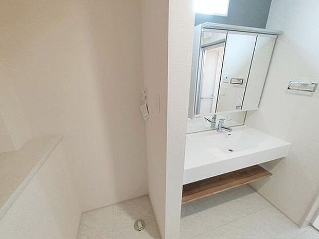 【洗面台・洗面所】洗面所にしっかりとしたゆとりを持たせることで、普段の生活のストレスにつながります。朝の準備に洗濯物の取り回し、浴室出入りや着替えなど、機能性が求められる場所です。しっかりとした広さを確保しております。