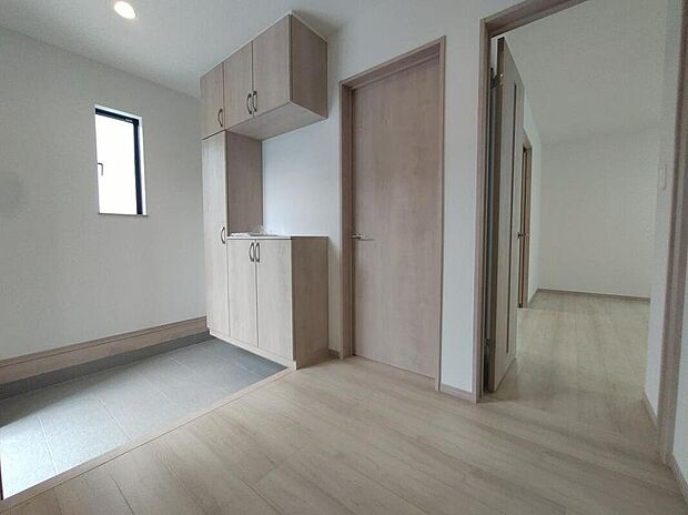 【玄関】玄関に備え付けのシューズボックス。大容量の収納力でご家族の履物もすっきり収納できます♪片付けが楽になる豊富な収納は、日々のストレス軽減にもつながります。