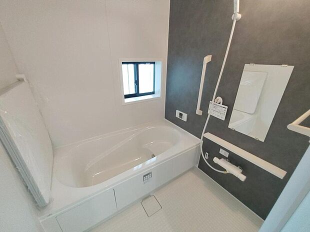 【浴室】一坪タイプのユニットバスは、足をしっかりと延ばして一日の疲れを癒すことが可能です。浴室暖房乾燥機も完備しておりますので、カビの心配が無いのはもちろん、雨の日のお洗濯物はお風呂で乾かせます。