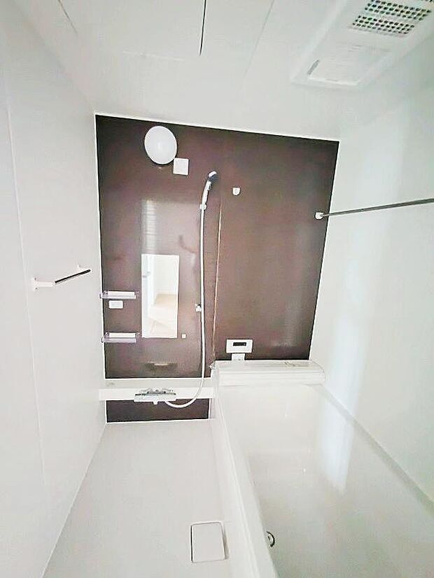 【浴室】一坪タイプのユニットバスは、足をしっかりと延ばして一日の疲れを癒すことが可能です。浴室暖房乾燥機も完備しておりますので、カビの心配が無いのはもちろん、雨の日のお洗濯物はお風呂で乾かせます。